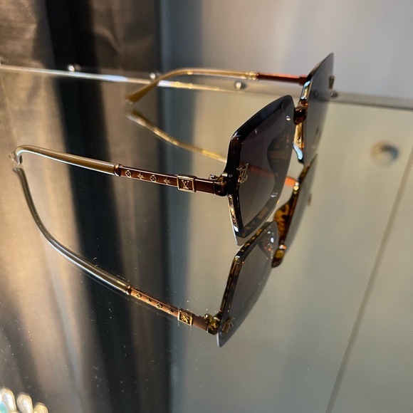 Beautiful Sunglasses 🕶️ - Picture 6 of 8